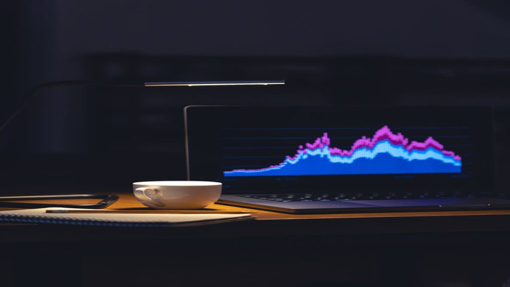 Yapay zekâ çağında B2B web siteleri için lead getiren içerik ve trafikten talebe dönüşüm analizini gösteren neon grafikli dizüstü bilgisayar ekranı